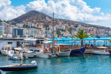 SARANDE, ALBANIA, 26 EYLÜL 2019: Arnavutluk 'un Sarande kentinde kıyı şeridi boyunca demirleyen tekneler