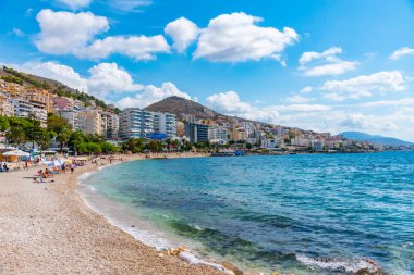 SARANDE, ALBANIA, 26 Eylül 2019: İnsanlar Arnavutluk 'un Sarande kentindeki bir plajda güneşli bir günün tadını çıkarıyorlar