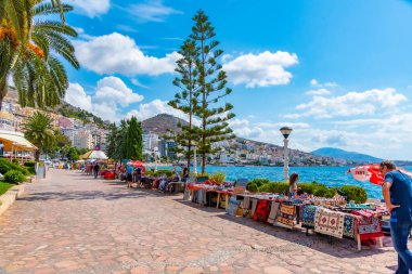 SARANDE, ALBANIA, 26 EYLÜL 2019: Arnavutluk 'un Sarande kentinde insanlar deniz kenarında geziniyor