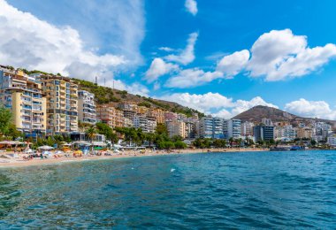 SARANDE, ALBANIA, 26 Eylül 2019: İnsanlar Arnavutluk 'un Sarande kentindeki bir plajda güneşli bir günün tadını çıkarıyorlar