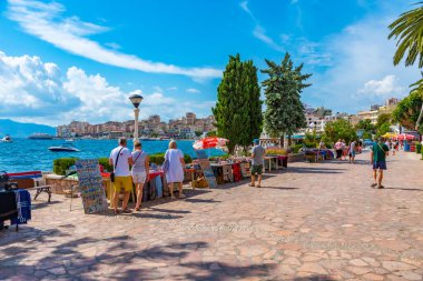 SARANDE, ALBANIA, 26 EYLÜL 2019: Arnavutluk 'un Sarande kentinde insanlar deniz kenarında geziniyor