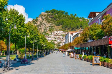 BERAT, ALBANIA, SEPTEMBER 27 EYLÜL 2019: Arnavutluk 'taki Sırp bulvarından görülen Berat kalesi