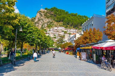 BERAT, ALBANIA, SEPTEMBER 27 EYLÜL 2019: Arnavutluk 'taki Sırp bulvarından görülen Berat kalesi