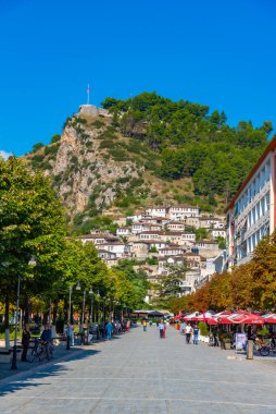 BERAT, ALBANIA, SEPTEMBER 27 EYLÜL 2019: Arnavutluk 'taki Sırp bulvarından görülen Berat kalesi
