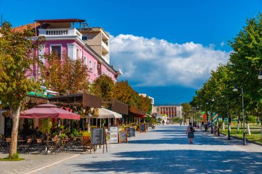 BERAT, ALBANIA, SEPTEMBER 27 Eylül 2019: Arnavutluk 'un Berat kentindeki Sırp bulvarında insanlar geziniyor