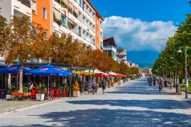 BERAT, ALBANIA, SEPTEMBER 27 Eylül 2019: Arnavutluk 'un Berat kentindeki Sırp bulvarında insanlar geziniyor