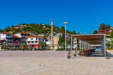 BERAT, ALBANIA, 27 EYLÜL 2019: Arnavutluk 'un Berat kentindeki önde gelen caminin manzarası