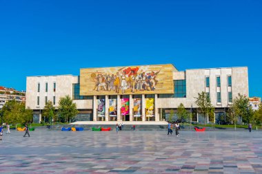 TİRAN, ALBANIA, SEPTEMBER 28 Eylül 2019: Arnavutluk 'un Tiran kentindeki Ulusal Tarih Müzesi önünde insanlar geziniyor