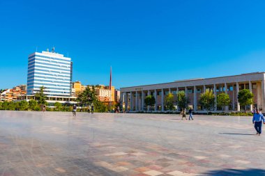 TİRAN, ALBANIA, SEPTEMBER 28 Eylül 2019: Arnavutluk 'un Tiran kentindeki Skanderbeg Meydanı' ndaki kültür sarayının manzarası