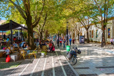 TİRAN, ALBANIA, SEPTEMBER 28 Eylül 2019: Arnavutluk 'un Tiran kentindeki yaya geçidinde insanlar geziniyor