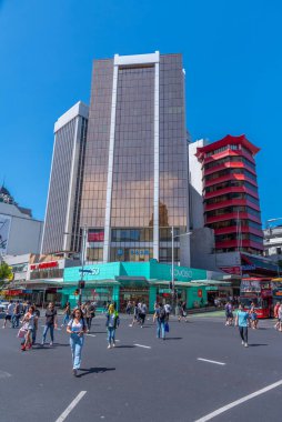 AUCKLAND, NEW ZEALAND, 20 Şubat 2020: insanlar Orta Auckland, Yeni Zelanda 'daki bir alışveriş merkezine geliyorlar