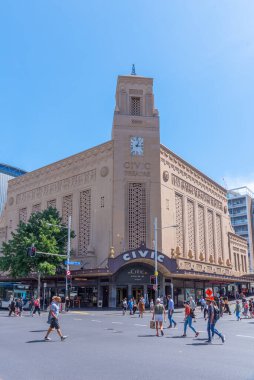 AUCKLAND, NEW ZEALAND, 20 Şubat 2020: Orta Auckland, Yeni Zelanda 'daki Civic tiyatrosundan insanlar geçiyor