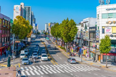 SUWON, Kore, 24 EKİM 2019: Hwaseong Kalesi 'nden geçen trafik