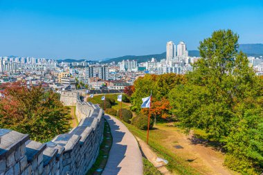 Suwon, Kore, 24 Ekim 2019: Hwaseong kalesinin arkasındaki Suwon manzarası, Kore Cumhuriyeti