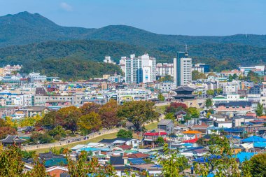 Suwon, Kore, 24 Ekim 2019: Hwaseong Kalesi, Kore Cumhuriyeti 'nden Suwon' un havadan görünüşü