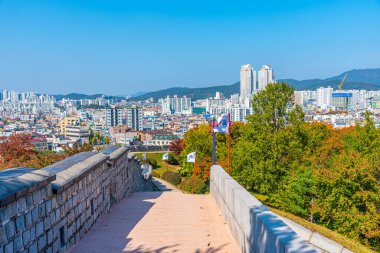 Suwon, Kore, 24 Ekim 2019: Hwaseong kalesinin arkasındaki Suwon manzarası, Kore Cumhuriyeti