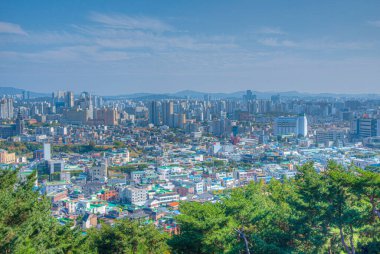 Suwon, Kore, 24 Ekim 2019: Hwaseong Kalesi, Kore Cumhuriyeti 'nden Suwon' un havadan görünüşü