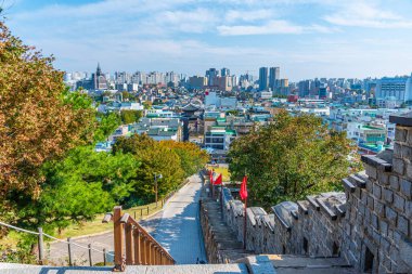 Suwon, Kore, 24 Ekim 2019: Hwaseong kalesinin arkasındaki Suwon manzarası, Kore Cumhuriyeti