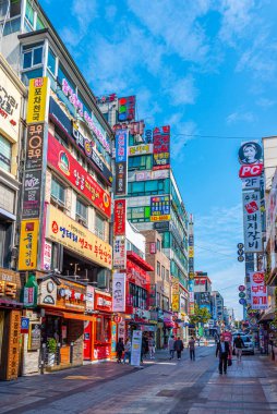 Suwon, Kore, 24 Ekim 2019: Suwon, Kore Cumhuriyeti 'nin merkezinde işlek bir caddenin görüntüsü
