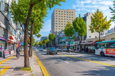 Suwon, Kore, 24 Ekim 2019: Suwon, Kore Cumhuriyeti 'nin merkezinde işlek bir caddenin görüntüsü