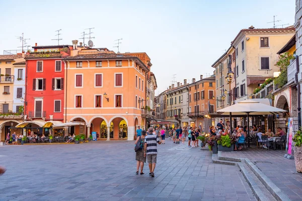 Desenzano Del Garda Italië Juli 2019 Mensen Wandelen Piazza Giuseppe — Stockfoto
