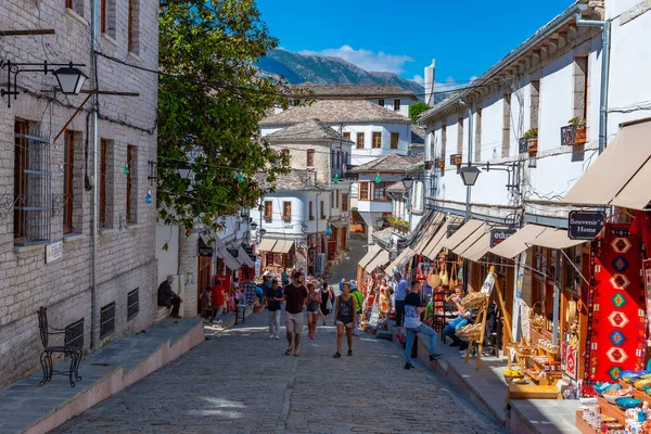 GJIROKASTER, ALBANIA, 25 Eylül 2019: Arnavutluk 'un eski Cirokaster kentinde insanlar geziniyor
