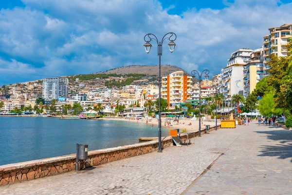 2019年9月26日 阿尔及利亚 萨兰德市 阿尔巴尼亚 萨兰德市 人们在海滨散步 — 图库照片