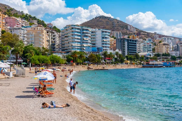 SARANDE, ALBANIA, 26 Eylül 2019: İnsanlar Arnavutluk 'un Sarande kentindeki bir plajda güneşli bir günün tadını çıkarıyorlar