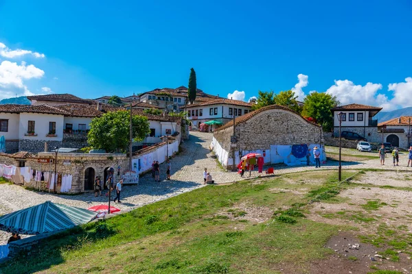 Berat Albania Szeptember 2019 Emberek Egy Utcát Sétálnak Berat Kastélyban — Stock Fotó