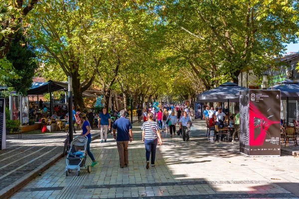 TİRAN, ALBANIA, SEPTEMBER 28 Eylül 2019: Arnavutluk 'un Tiran kentindeki yaya geçidinde insanlar geziniyor