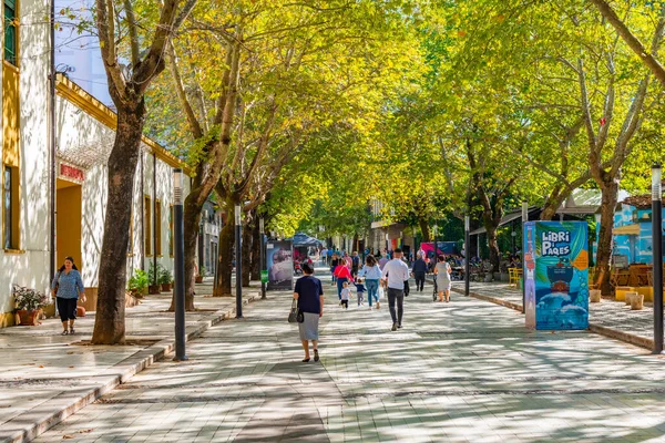 Tirana Albania Szeptember 2019 Emberek Sétálnak Egy Gyalogos Sikátorban Tiranában — Stock Fotó