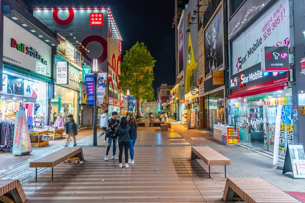 Daegu Coreia Outubro 2019 Vista Noturna Uma Rua Estreita Centro — Fotografia de Stock