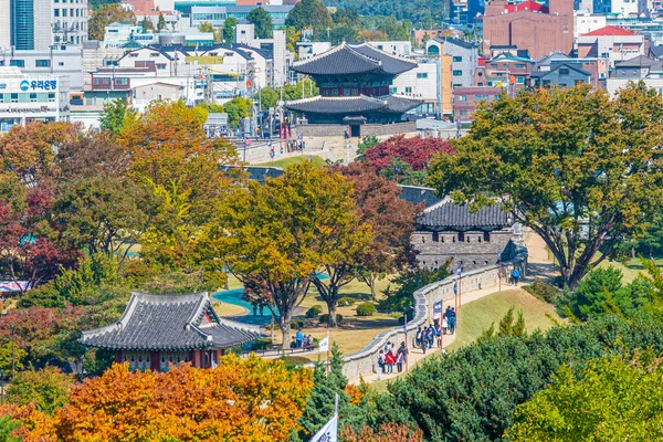 Suwon Korea Οκτωβριου 2019 Άνθρωποι Περπατούν Στην Οχύρωση Του Φρουρίου — Φωτογραφία Αρχείου