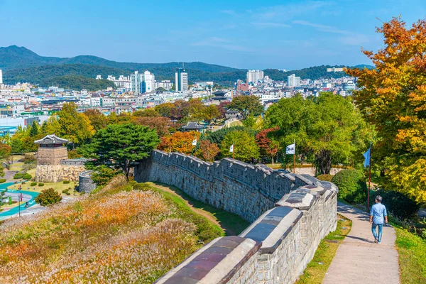 Suwon Coreia Outubro 2019 Pessoas Estão Passeando Fortaleza Hwaseong Suwon — Fotografia de Stock