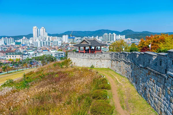 2019年10月24日大韓民国華城砦背後の水原風景 — ストック写真