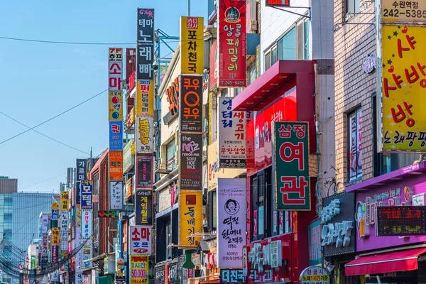 Suwon Coreia Outubro 2019 Sinais Coloridos Uma Rua Suwon República — Fotografia de Stock