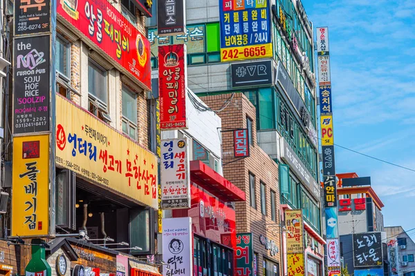 Suwon Coreia Outubro 2019 Sinais Coloridos Uma Rua Suwon República — Fotografia de Stock