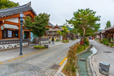 JEONJU, KOREA, EKİM 23, 2019: İnsanlar Jeonju 'daki geleneksel Hanok köyünde geziyorlar