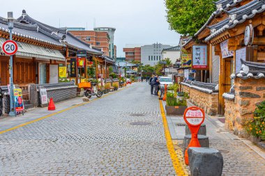 JEONJU, KOREA, EKİM 23, 2019: İnsanlar Jeonju 'daki geleneksel Hanok köyünde geziyorlar