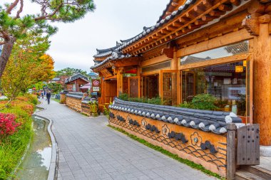 JEONJU, KOREA, EKİM 23, 2019: İnsanlar Jeonju 'daki geleneksel Hanok köyünde geziyorlar