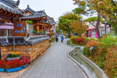 JEONJU, KOREA, EKİM 23, 2019: İnsanlar Jeonju 'daki geleneksel Hanok köyünde geziyorlar