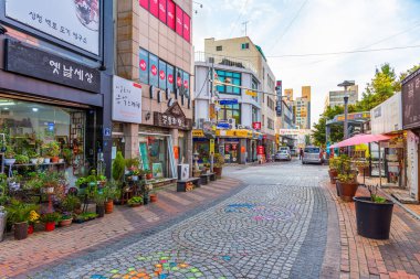 Gwangju, Kore Cumhuriyeti 'nin orta kesimindeki Gwangju' da bir caddede bulunan dükkanlar.