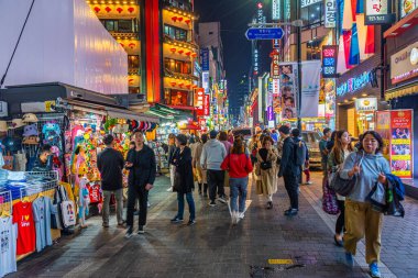 SEOUL, Kore, 20 Ekim 2019: Seul, Kore Cumhuriyeti 'nin bir caddesinde gece hayatı