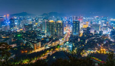 SEOUL, Kore, 20 Ekim 2019: Namsan Dağı, Kore Cumhuriyeti 'nden Seul şehir merkezinin gece manzarası