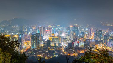 SEOUL, Kore, 20 Ekim 2019: Namsan Dağı, Kore Cumhuriyeti 'nden Seul şehir merkezinin gece manzarası