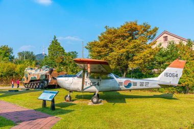 SEOUL, KOREA, 20 Ekim 2019: Kore 'nin Seul kentindeki Savaş Anıtı' nda askeri uçak sergilendi