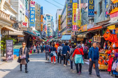 SEOUL, KOREA, ECTOBER 20 Ekim 2019: İnsanlar Seul, Kore 'deki Namdaemun Pazarı' nda geziniyorlar
