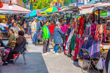 SEOUL, KOREA, ECTOBER 20 Ekim 2019: İnsanlar Seul, Kore 'deki Namdaemun Pazarı' nda geziniyorlar