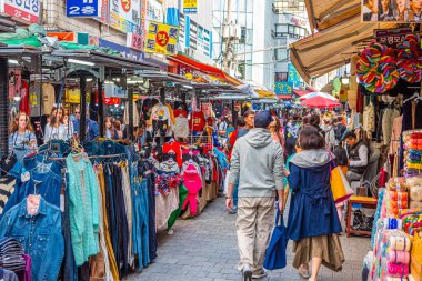 SEOUL, KOREA, ECTOBER 20 Ekim 2019: İnsanlar Seul, Kore 'deki Namdaemun Pazarı' nda geziniyorlar