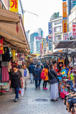 SEOUL, KOREA, ECTOBER 20 Ekim 2019: İnsanlar Seul, Kore 'deki Namdaemun Pazarı' nda geziniyorlar
